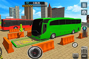 Autocarro verde numa zona urbana com barreiras laranja, marcação de heliporto e edifícios ao fundo