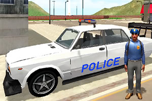 Carro de polícia branco estacionado ao lado de um policial uniformizado em ambiente urbano