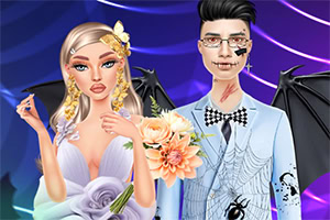 Noiva loira com vestido branco e bouquet ao lado de noivo de óculos em fato claro com laço, ambos com maquilhagem gótica e asas de morcego sobre fundo roxo