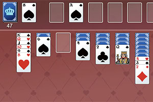 Cartas de baralho organizadas em um layout de paciência com fundo vermelho
