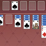 Double Klondike Cartas de baralho organizadas em um layout de paciência com fundo vermelho