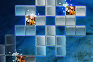 Jogo de combine 3 com quadrados e imagens de peixes palhaços em fundo azul