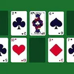 Cartas de baralho dispostas sobre um fundo verde, incluindo naipes de copas, espadas, ouros e paus