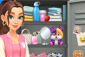 Rapaz sorridente de cabelo castanho num quarto com estante ao fundo, frascos e livros, um espelho, um peluche de urso roxo e um armário com autocolantes